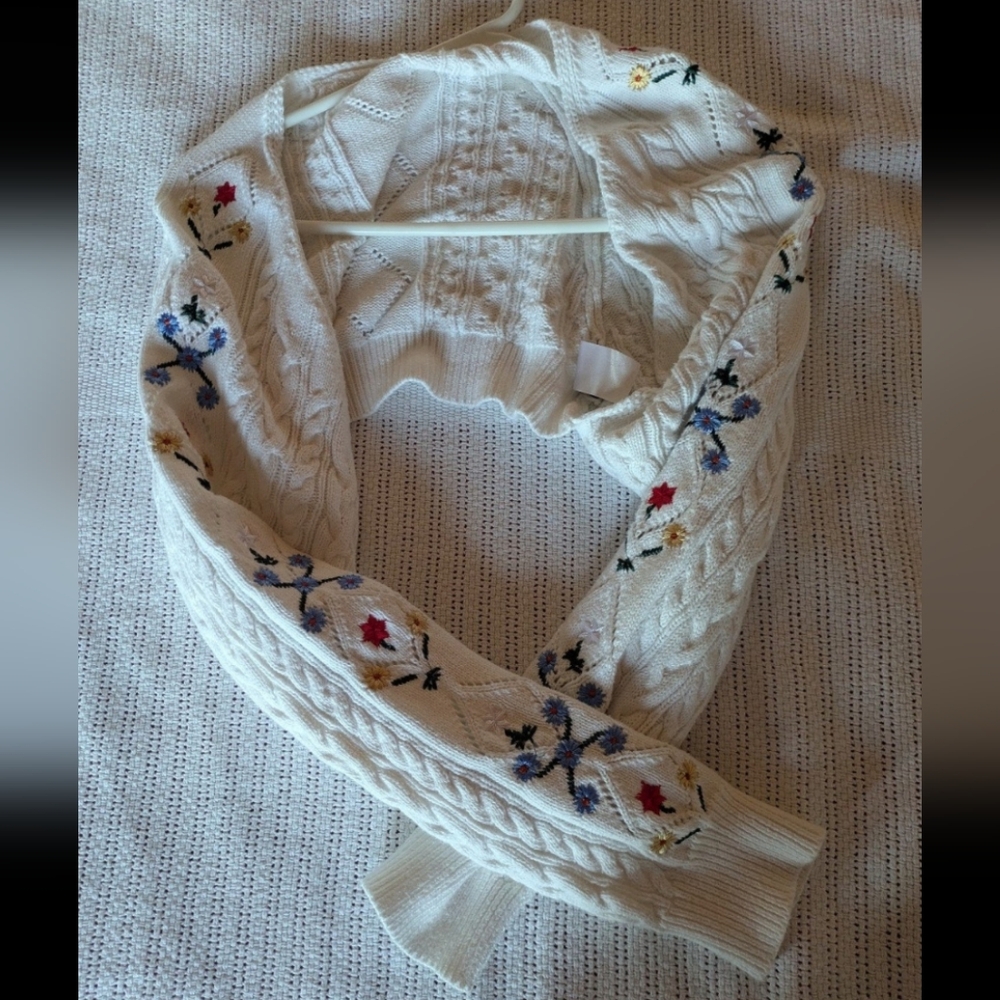 Cider White Cable Knit Sweater with Floral Embroidery